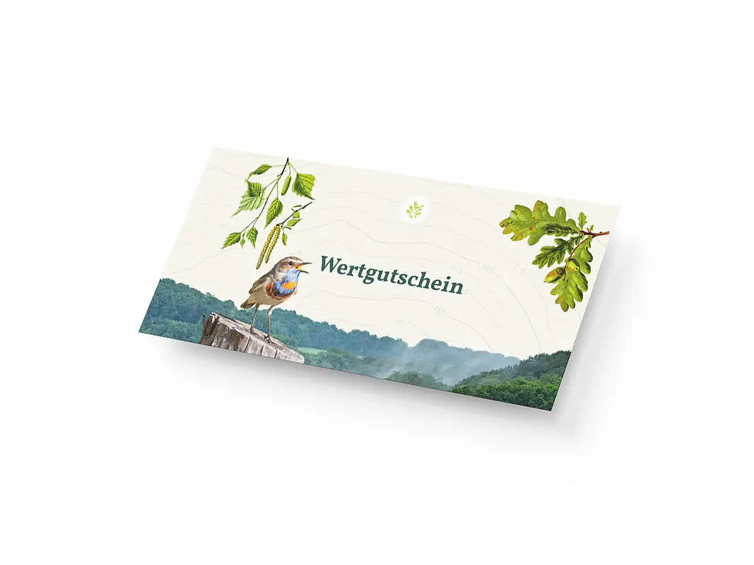 Rechteckige Karte von Wohllebens Waldakademie mit einem Wertgutschein, einem Vogel, grünen Blättern und einem nebligen Waldhintergrund.