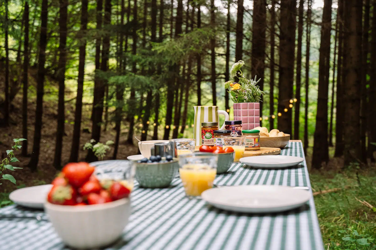Gedeckter Frühstückstisch mitten im Wald