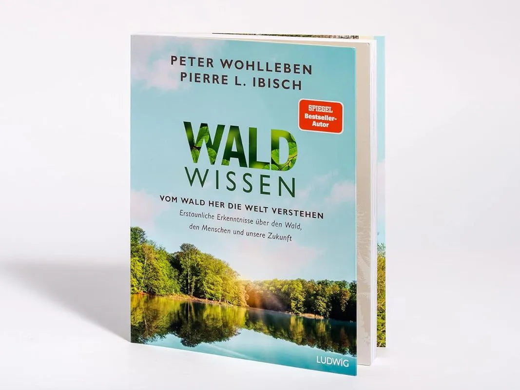 Das Buch "Wald Wissen" von Peter Wohlleben, von Wohllebens Waldakademie, lädt mit einem Wald- und See-Titelbild auf weißem Hintergrund zur Erkundung des Ökosystems Wald ein.