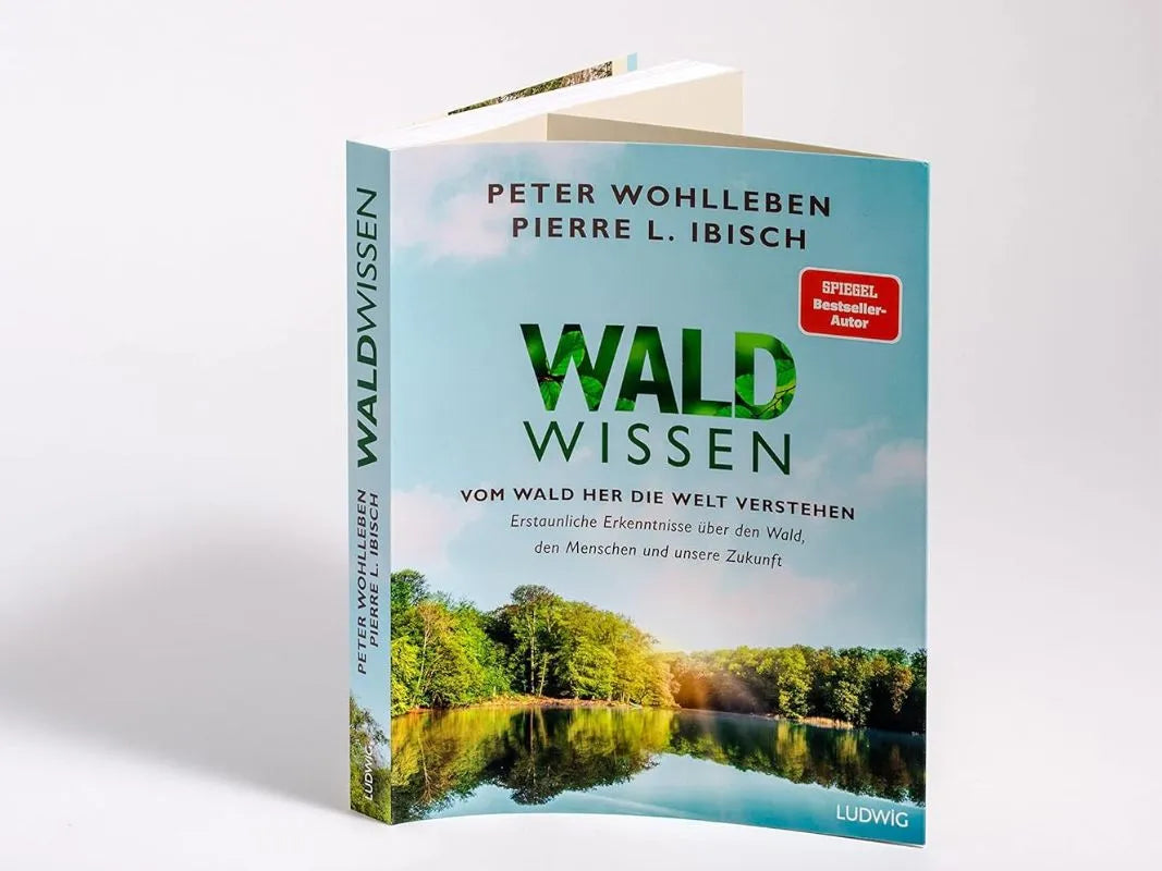 Waldwissen von Peter Wohlleben von Wohllebens Waldakademie steht aufrecht vor weißem Hintergrund und lädt dazu ein, die Geheimnisse des Waldes und seines Ökosystems zu erkunden.